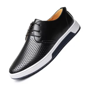 Dettaglio macro della pelle nera traforata e suola piatta bianca di scarpe casual da uomo