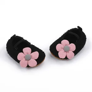 Detailansicht schwarzer Fleece-Babyschuhe mit niedlicher rosa Blume und weicher Sohle