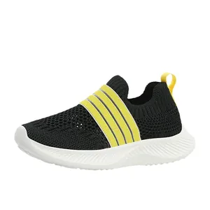 Baskets en maille respirante pour enfants, chaussures de sport légères noires et jaunes.