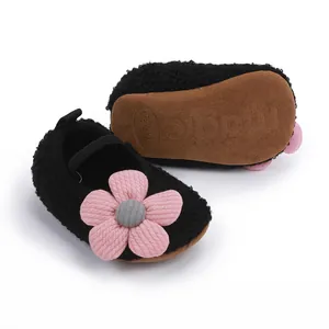 Baby-Lernlaufschuhe mit weicher Sohle, Plüsch-Finish und großer rosa Stoffblume