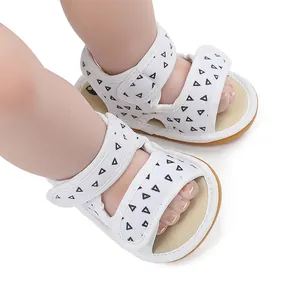 Detailansicht weißer Babysandalen mit schwarzem Dreiecksmuster und robuster Gummisohle