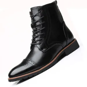 Vista laterale dettagliata di uno stivaletto brogue in pelle nera da uomo elegante