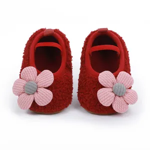 Rote flauschige Babyschuhe mit rosa Strickblumen und weichem Gummiband für Kleinkinder