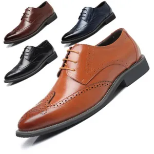 Vista dettagliata delle scarpe Brogue in pelle da uomo in marrone, blu navy e nero