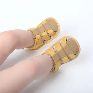 Primer plano de sandalias de verano transpirables para bebé con cierre de velcro