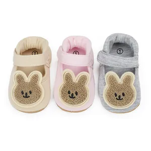 Detalle de lindos zapatos de primeros pasos para bebé con diseño de conejo en tres colores