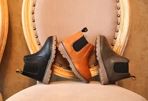 Tres pares de botas Chelsea vintage para niños en negro marrón y gris vista de detalle
