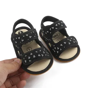 Detailansicht schwarzer Babysandalen mit weißem Dreiecksmuster und Gummisohle