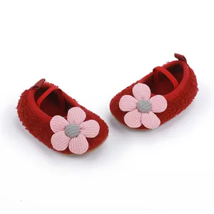 Weiche rote Baby-Hausschuhe aus Plüsch mit rosa Blumen-Detail und elastischem Band