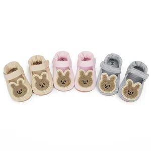 Tres pares de zapatos de bebé para caminar con lindos parches de conejo de peluche.