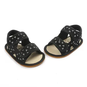 Schwarze Babysandalen mit weißem Dreiecksmuster und weichen Gummisohlen für Babys