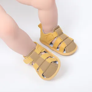 Detalle de sandalias amarillas transpirables para bebés para caminar en interiores