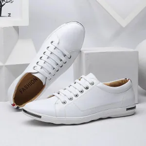 Vista dettagliata di sneaker casual in pelle bianca con suola piatta e lacci resistenti