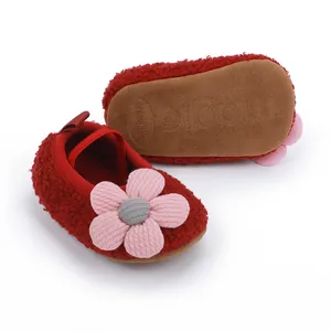 Detailansicht roter Plüsch-Lauflernschuhe für Babys mit rosa Blume und weicher Sohle