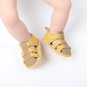 Vista detallada de sandalias amarillas transpirables para bebés en pies de niños pequeños