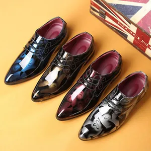 Scarpe eleganti da uomo lucide con motivi a vortice in quattro colori, punta fine e lacci