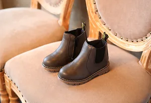 Vista lateral de botines retro para niños con suelas antideslizantes y cremallera