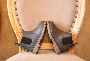 Vista detallada de los botines Chelsea marrones retro para niños con suela antideslizante