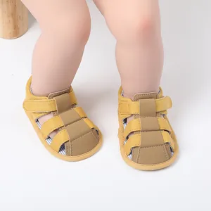 Primer plano de sandalias infantiles transpirables amarillo mostaza con cierre de velcro