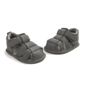 Sandalias de paseo transpirables para bebé gris oscuro con suelas suaves y velcro