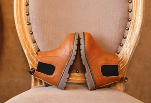 Detalle de botas Martin vintage para niños en color marrón con suela de goma antideslizante.