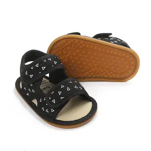 Detailansicht der schwarzen Baby-Sommersandalen mit weißem Dreiecksmuster und Gummisohle.