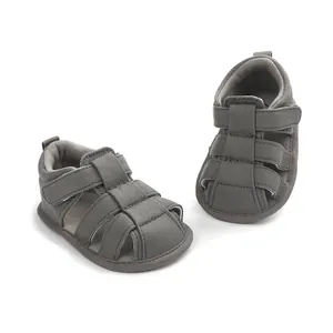 Sandalias de lona gris transpirable para bebés con un cierre de velcro muy seguro