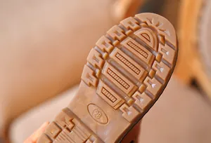 Detalle de la suela de goma antideslizante para botas Martin retro de niños y niñas