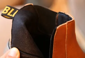 Primer plano del forro interior suave y la cremallera de las botas para niños