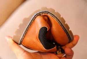 Primer plano que muestra la flexibilidad extrema de la suela blanda antideslizante para niños.