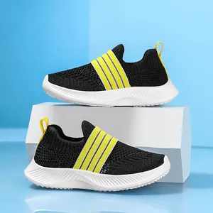 Baskets légères en maille pour enfants avec rayures jaunes et semelles blanches souples.