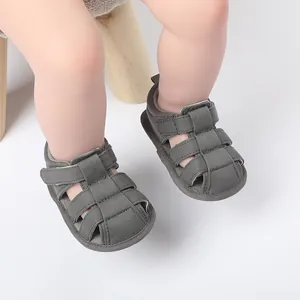 Sandalias de verano para bebé en lona gris suave con diseño tejido para caminar