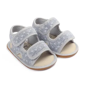 Graue Sommer-Baby-Sandalen mit weißem Dreiecksmuster und einer langlebigen Gummisohle