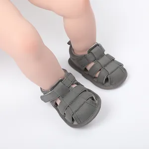 Detalle de primer plano de sandalias de verano grises transpirables para bebés