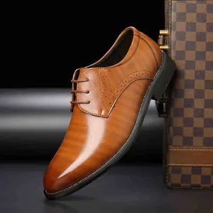 Vue détaillée de profil de chaussures Richelieu en cuir marron pour hommes avec broderies