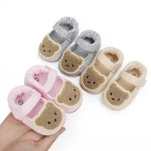 Detailansicht bunter weicher Baby-Lauflernschuhe mit süßen Plüsch-Cartoon-Bären-Designs