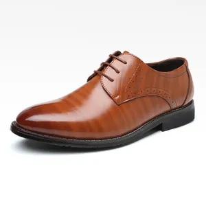 Chaussures Derby classiques marron pour hommes avec texture bois et détails brogue