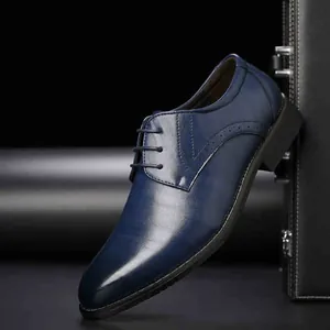 Vue détaillée de la chaussure de ville pointue en cuir bleu de style britannique