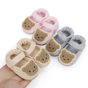 Detailansicht von Baby-Lauflernschuhen mit Cartoon-Bären-Patches in mehreren Farben