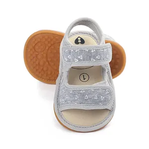 Detaillierte Ansicht grauer Baby-Sommersandalen mit Dreiecksmustern und Gummisohle
