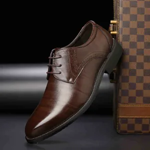 Chaussure Derby élégante en cuir marron foncé avec coutures brogues décoratives