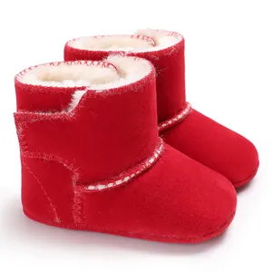 Detailopname van rode zachte babyschoentjes met warme witte imitatiebontvoering