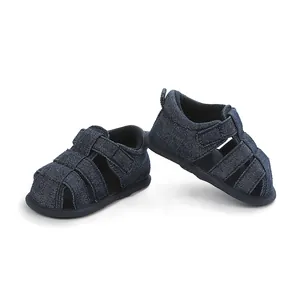 Vista detallada de sandalias para bebé en denim oscuro con prácticos cierres de velcro