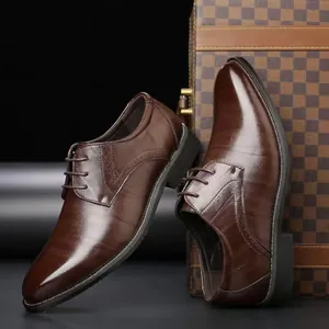 Gros plan détaillé de chaussures en cuir marron de style britannique à bout pointu chic