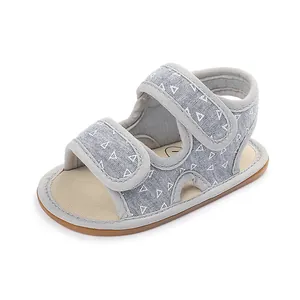 Nahaufnahme graue Baby Sommersandalen mit Dreiecksmuster und langlebiger Gummisohle