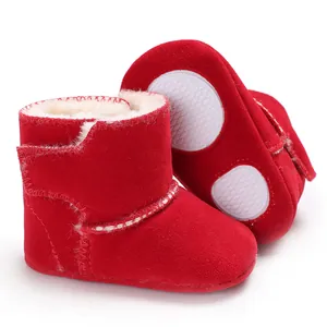 Detailweergave van rode suède babylaarzen met zachte fleecevoering en antislipzool