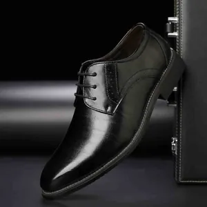 Chaussures élégantes en cuir noir poli pour hommes avec un bout pointu et lacets