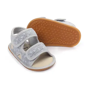 Detailansicht grauer Baby-Sandalen mit weißem Dreiecksmuster und rutschfester Gummisohle