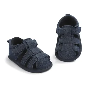 Vista detallada de las sandalias para bebé en denim azul marino con tejido transpirable