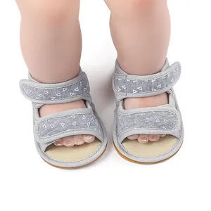 Vorderansicht grauer Baby-Sommersandalen mit Dreiecksmuster und rutschfester Gummisohle